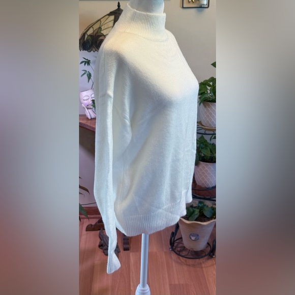 NWOT Women’s Winter Solid White Size Medium Long Sleeve Drop Shoulders Sweater - Picture 14 of 14